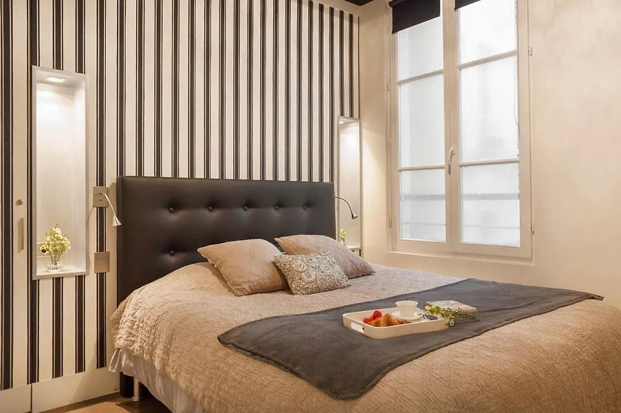 Two Bedroom Luxury Apartment - Balcony With View Of Notre Dame Paris France