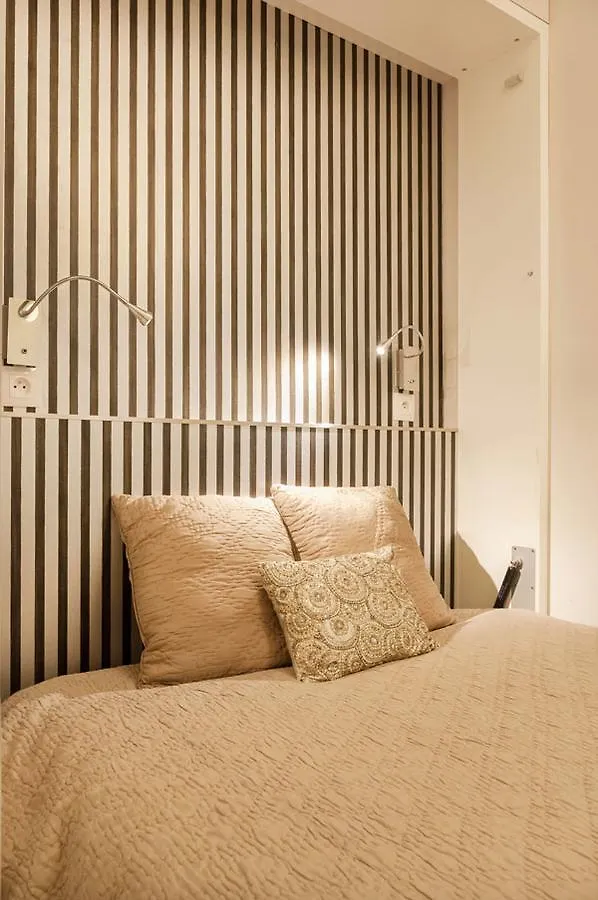 Two Bedroom Luxury Apartment - Balcony With View Of Notre Dame Paris France
