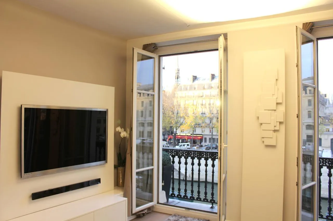 Two Bedroom Luxury Apartment - Balcony With View Of Notre Dame Paris