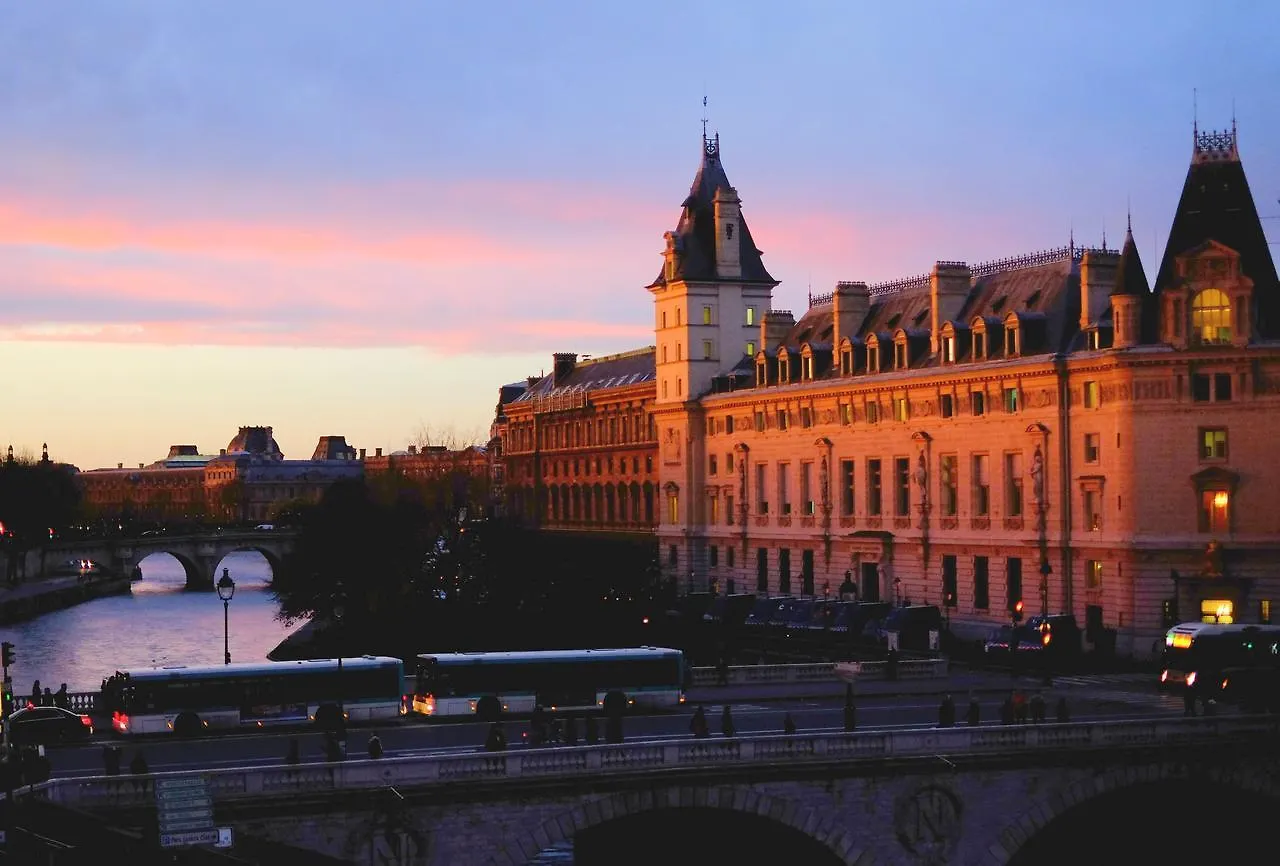 Two Bedroom Luxury Apartment - Balcony With View Of Notre Dame Paris