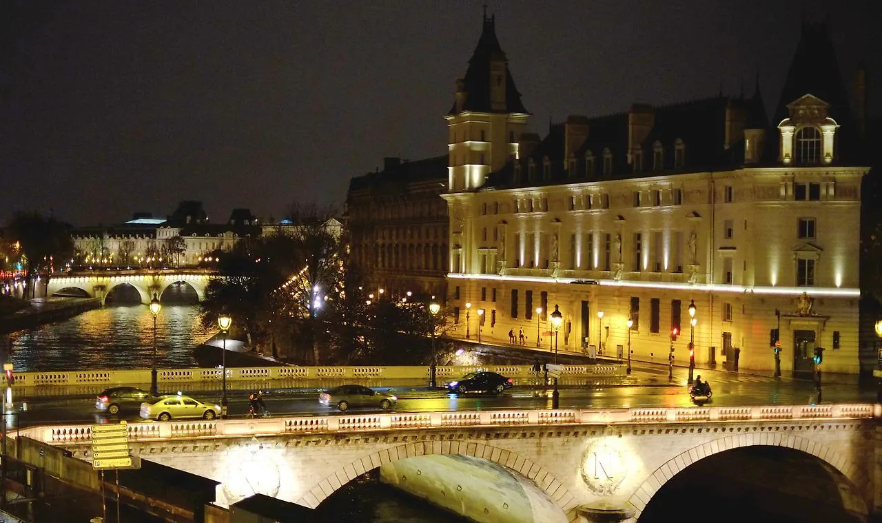 Two Bedroom Luxury Apartment - Balcony With View Of Notre Dame Paris